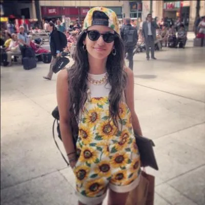 Où commence-t-elle à jouer ?