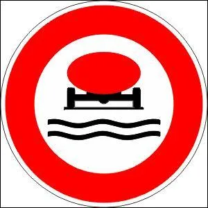 Ce panneau a pour signalisation d'interdire l'accès à certains véhicules. Mais pour quels types de véhicules ?