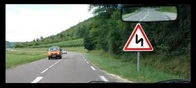 Question en image. Le panneau annonce un succession de virages dont le 1er est :