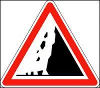 Rouge, triangulaire, ce panneau ne signifie rien de bon. En effet, il prévient des :