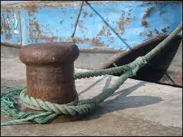 Complétez ces paroles de Renaud : 
''C'est pas l'homme qui prend la mer 
C'est la mer qui prend l'homme 
Mais elle prend pas la femme 
Qui préfère la campagne 
La mienne m'attend au port 
Au bout de la jetée 
L'horizon est bien mort 
Dans ses yeux délavés 
Assise sur une --------''