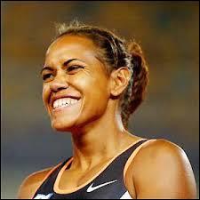 Cette athlète australienne aux racines aborigènes, fut une grande spécialiste du 400 mètres, discipline dans laquelle elle remporta le titre olympique en 2000 et le titre mondial en 1997 et 1999. Elle se nomme :