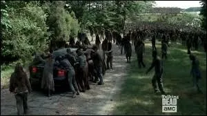 Pourquoi sont'ils obligés de quitter la voiture et s'enfuir dans la forêt ?