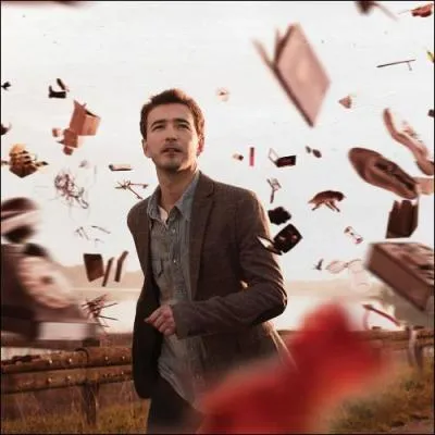 Dans une des chansons de Renan Luce sortie en 2014 on peut entendre : "Son p'tit poignet nerveux agitant son Bic bleu, elle m'a fait l'coup d'la panne. Le stylo de madame ne marche pas." De qui est-il amoureux, d'après le titre ?