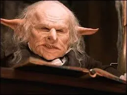 Les gobelins sont de redoutables banquiers, et toutes les mesures de sécurité existent pour protéger l'or et les secrets des sorciers. Alors pourquoi le maître gobelin n'exige-t-il pas la clé du coffre de Bellatrix mais uniquement la baguette  ?