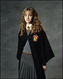Hermione est une sorcière très douée très tôt. Dès La chambre des secrets, elle est capable de pétrifier Neville. Alors pourquoi ne pétrifie-t-elle pas Rémus devenu loup-garou  ?