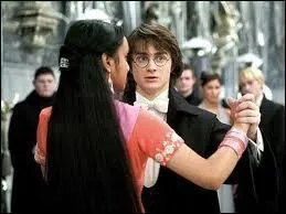 Harry est un type bien éduqué et poli, alors pourquoi ne s'occupe-t-il pas du tout de Parvati au bal du tournoi mais l'a invitée quand même  ?