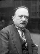 Soyez fiers de moi, car je suis le premier président de la Quatrième République. Qui suis-je ?