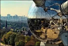 L'Atomium de Bruxelles est fait de neuf sphères .