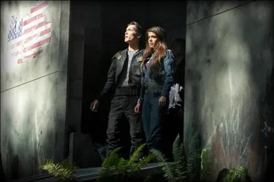 Qui marche en premier sur la Terre au début de la série ?