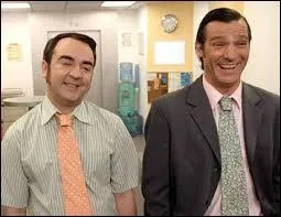 Quel personnage le Brestois Yvan Le Bolloc'h incarne-t-il dans la série à sketches "Caméra Café" ?