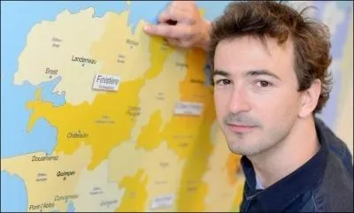 Originaire de Morlaix dans le Finistère, il s'est fait connaitre avec "La Lettre" et "Les Voisines". Quel chanteur breton n'est pas à une bêtise près ?