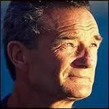 Comment parler de la Bretagne sans évoquer ses illustres marins... Quel navigateur nantais à la trombine burinée par le sel s'en est allé en mer d'Irlande le 17 juin 1998 ?