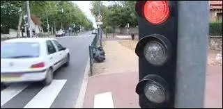 Le non-respect de l'arrêt au feu rouge, au stop ou au cédez le passage, vous coûtera -------.