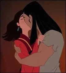 "Et bah moi, dit Mulan, c'est en partant combattre à la place de mon père que je l'ai rencontré ! Shang ne savait pas que j'étais une femme... Mais j'ai été blessée, et le docteur a découvert deux petites masses anormales sur mon torse... Shang m'a alors abandonnée dans la montagne. En temps normal, il m'aurait :