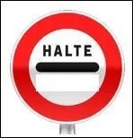 Sur ce panneau, que ne peut-il pas y avoir écrit sous "halte" ?