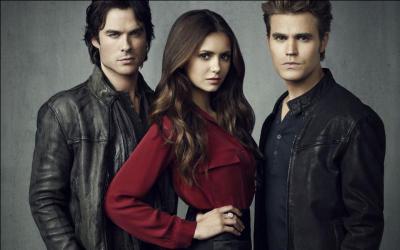 De qui tombe amoureuse Elena dans la saison 1 ?