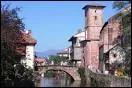 C'est une ville du Pays Basque au pied du col de Roncevaux.