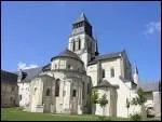 C'est une abbaye à la renommée européenne située non loin d'Angers.