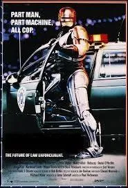 On doit la réalisation de ce film à Paul Verhoeven. Sorti en salle en 1987, ce film réunit à l'écran des acteurs comme Peter Weller, Miguel Ferrer, Nancy Allen, Kurtwood Smith et Ronny Cox. Cela s'appelle :