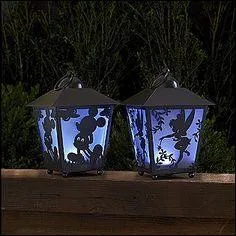 Quel personnage vois-tu sur la lanterne de droite ?