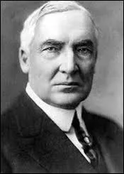 Mon discours a été le premier à être radio-diffusé. Ancien sénateur de l'Ohio, je meurs d'apoplexie après trois ans de mandat. Je me nomme :