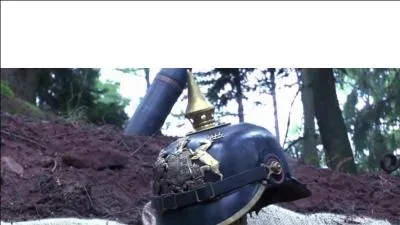 Quel est le site qui selon Bastien propose des reproductions de casques &agrave; pointe de tr&egrave;s bonne qualit&eacute; ?