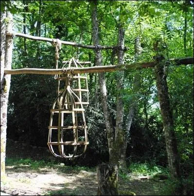 Ce genre de cages suspendues dans lesquelles étaient enfermés les prisonniers existait déjà sous l'Antiquité.
