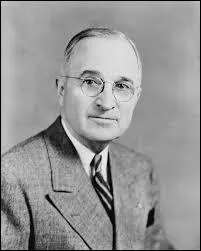 Je deviens président en 1945, quasiment au moment de la victoire des Alliés. Autant dire que j'arrive dans un bon moment. Je m'appelle :