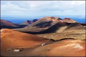 Voici le parc national de Timanfaya. Vous pourrez vous y balader à dos de chameau et y faire griller votre steak grâce à la chaleur du sol volcanique. Nous nous trouvons bien entendu :