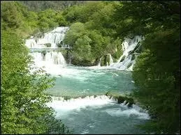 Dans quel pays le parc national de Krka, devant son nom à la rivière qui le traverse et qui offre de majestueuses cascades, se situe-t-il ?
