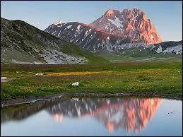 Dans quelle région italienne pourrez-vous randonner dans le parc national du Gran Sasso ?