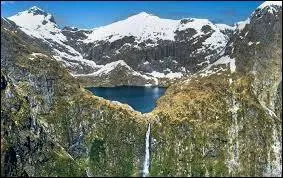 Dans quel pays situez-vous le parc national du Fiordland avec ses superbes cascades et ses vallées glaciaires ?