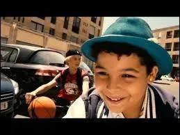 Quel enfant, attrapé, refuse de dénoncer ses amis ?