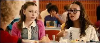 Le directeur s'explique dans un tournage en direct à propos de son comportement. Comment J-M arrive-t-il à cette conférence en plein air ?