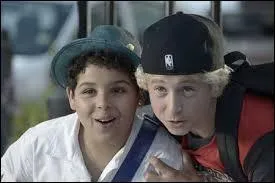 Qui oblige les deux garçons à participer au journal scolaire ?