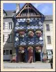 C'est une commune bretonne où l'on trouve une étonnante maison à colombages surnommée "maison de la tour Eiffel", qui date du XVIe siècle.