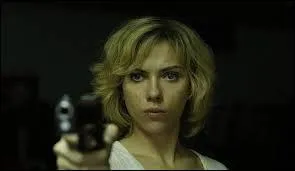 Pourquoi tire-t-elle sur une des deux personnes pr&eacute;sentes &agrave; ce moment-l&agrave; ?