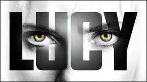 Quand elle va aux toilettes pour reprendre de la poudre bleue avec quelle perruque est-elle ?