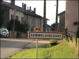 Nous entrons dans le village Vosgien de Gemmelaincourt. Nous sommes en région ...