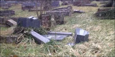 Parmi les tristes et ignobles phénomènes d'actualité récente, où, de lâches, terribles et infamantes profanations de tombes ont eu lieu dans la nuit du 14 au 15 février 2015 ?