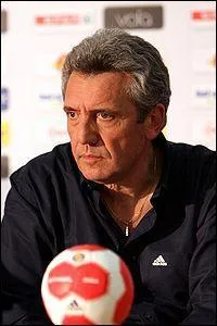 Comment se nomme l'entraîneur ?