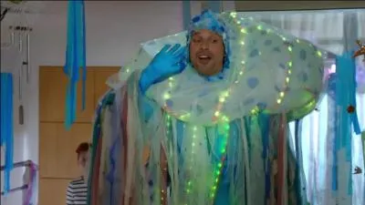 En quoi se déguise Denis lors de l'anniversaire d'une amie de Salomé ?