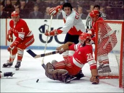 Bonus ! Ce gardien fut l'un des meilleurs au monde, toutefois, il ne joua pas dans la LNH. Il participa à la série du siècle avec la Russie et fut opposé à nul autre que Ken Dryden (et Tony Espositio, un autre grand gardien). Les Russes perdirent la série face au Canada malgré une belle performance du gardien. Il remporta dix titres de champion du monde et trois titres olympiques. Qui est-ce ?