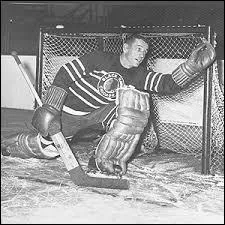 Années 1930. Unique capitaine européen à conduire son équipe à la Coupe Stanley, il joua sept saisons avec les "Blackhawks" et remporta deux fois le Trophée **** remis au meilleur gardien. Qui est-ce ?