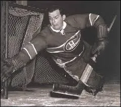 Années 1940. Seul gardien ambidextre de tous les temps, il pouvait utiliser son bâton avec les deux mains. Cette habileté lui permit de remporter le Trophée **** à six reprises et ce, en seulement sept ans. Il effectua ce tour de force avec les "Canadiens de Montréal". Il s'agit de...