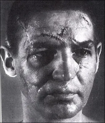 Années 1950. Il établit, dans la cage des "Red Wings", une nouvelle marque (à cette époque) pour les matchs joués, les victoires ainsi que les blanchissages. En plus de ces nouveaux records, il inscrit son nom quatre fois sur la Coupe Stanley ainsi que sur le Trophée ****. Cette légende canadienne mais d'origine ukrainienne est...