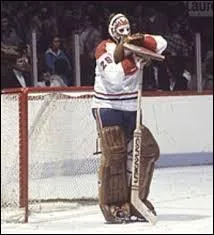 Années 1970. Il ne joua que huit saisons mais remporta la Coupe Stanley six fois et le Trophée **** cinq fois. De plus, il remporta le Trophée Conn Smythe (remis au meilleur joueur des éliminatoires) et ce, avant même de recevoir le Trophée Calder (meilleure recrue). Il est le seul joueur de l'histoire dans cette situation. Il s'agit de...