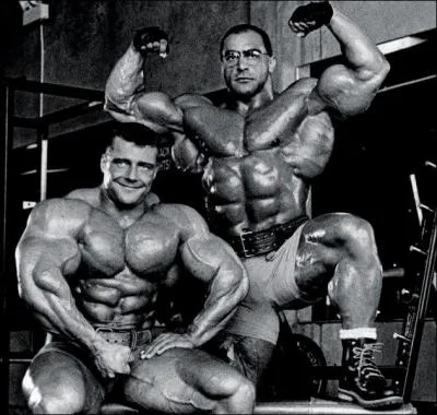 Qui est-ce, en pose double biceps debout ?