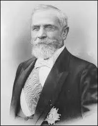 Quel président a démissionné, lui permettant de prendre sa place en 1895 ?